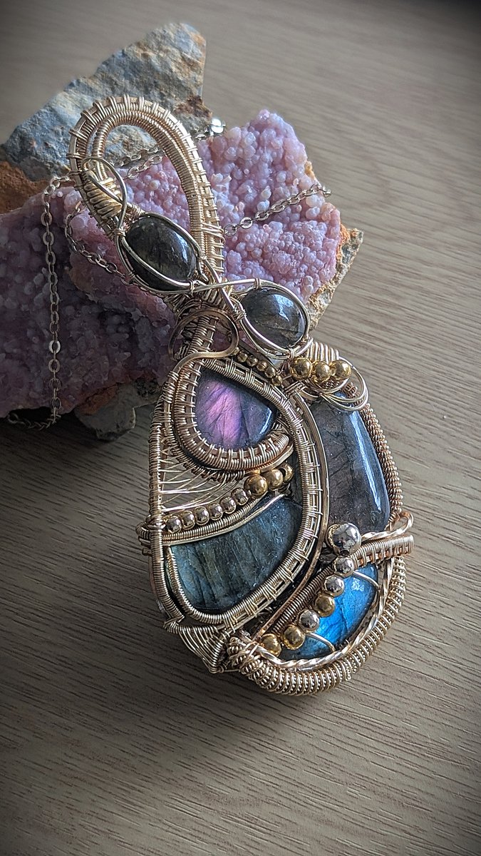 Labradorite pendant - Labradorite Pendant by Loutan Beauty